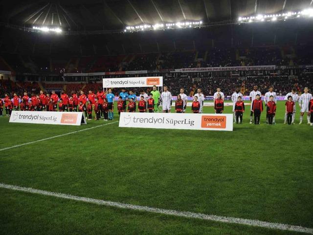 Beşiktaş'ta sakatlık şoku Al-Musrati oyuna devam edemedi, yerini Amartey'e bırakmak zorunda kaldı!