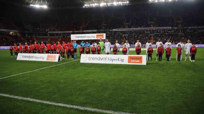 Beşiktaş'ta sakatlık şoku Al-Musrati oyuna devam edemedi, yerini Amartey'e bırakmak zorunda kaldı!