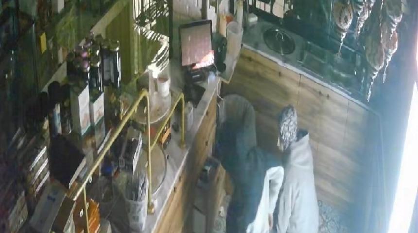 Tatlıcıdaki hırsızlık anı kamerada: 4 bin TL ve SMA bağış kumbarasını &ccedil;aldılar