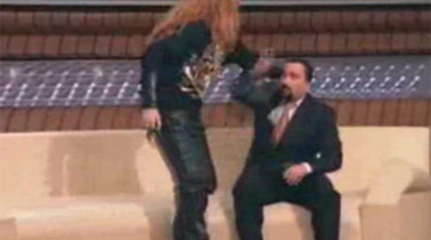 Konuğu dövmek için stüdyodan böyle çıkardı!