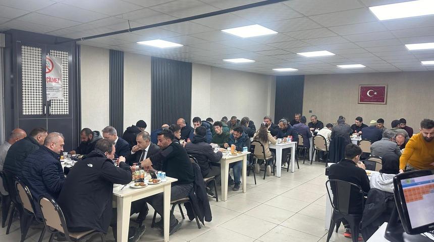 Erzincan Valisi Aydoğdu, ilk iftarı göçük altında kalan işçilerin aileleriyle yaptı