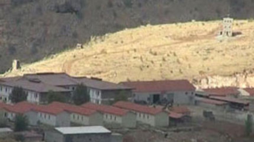 Çukurca'da askeri üsse saldırı, 1 asker şehit