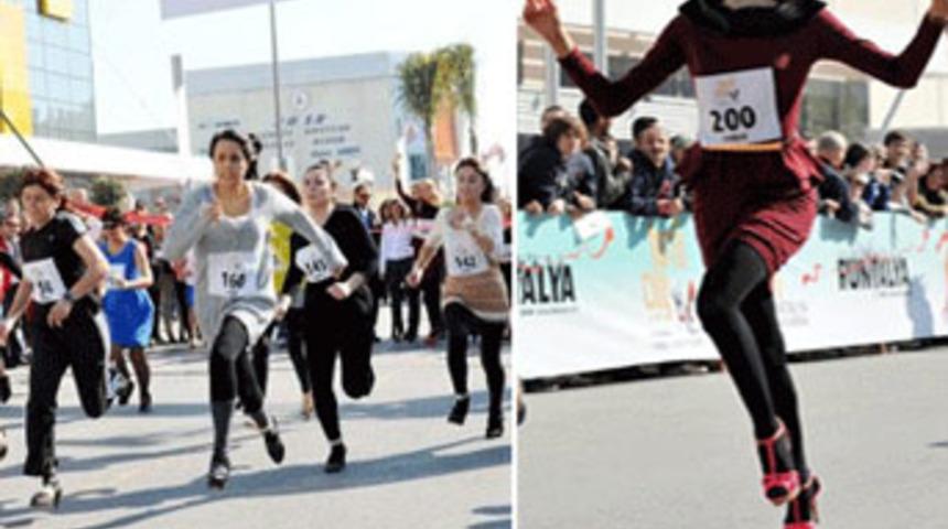 Caroline de y&uuml;ksek topuklarla koştu