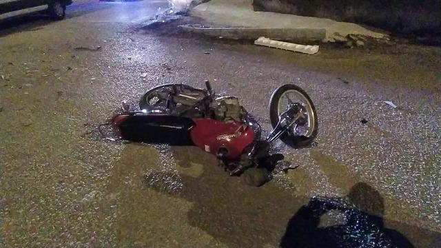 Çorum'da otomobile çarpan motosikletteki kişi yaralandı