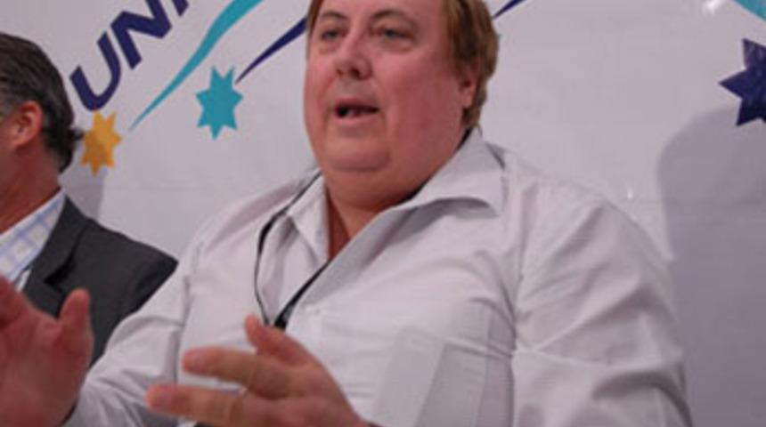 Futbol kul&uuml;b&uuml; sahibi, futbolu sevmiyor