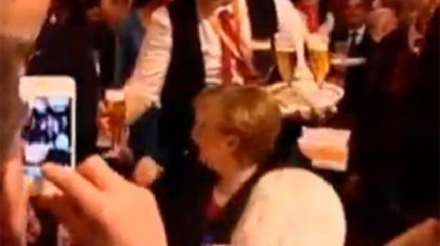 Merkel sakar garsonun azizliğine uğradı