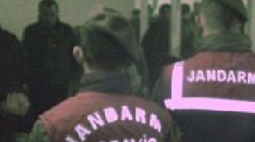 Askerin silahını kasaba sattılar