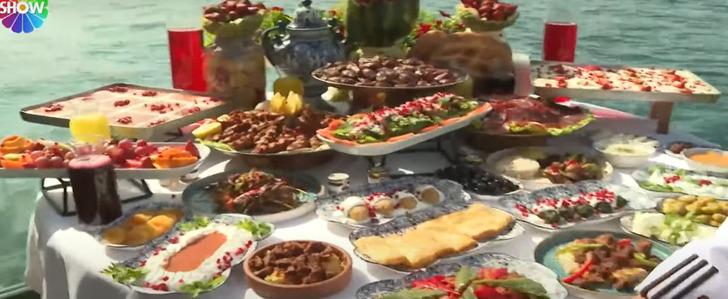 İftarda sarayda gibi hissettiriyor, deniz ziyafeti eşlik ediyor! İstanbul'da restoranda oruç açmak isteyenleri şaşırtan fiyatlar G5