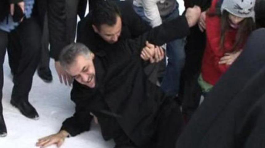 Bakan Yazıcı karda y&uuml;r&uuml;rken sırt&uuml;st&uuml; d&uuml;şt&uuml;