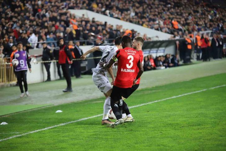 Hem oyunculara hem de Fernando Santos'a demediklerini bırakmadılar! Usta yorumculardan yenilgi sonrası Beşiktaş'a çok sert sözler G5
