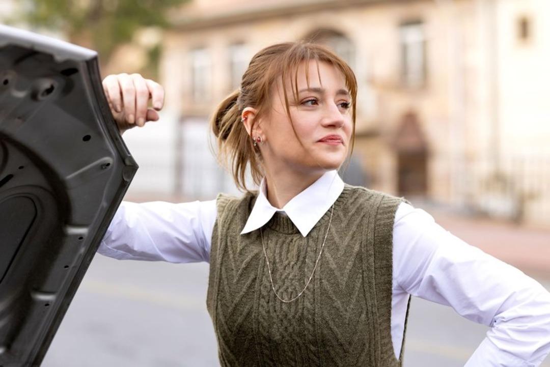 Doğayla i&ccedil; i&ccedil;e l&uuml;ks evi merak edildi! Gizem Karaca "K&ouml;y hayatım yok" diyerek isyan etti