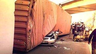 İftara giden 4 kişilik aile feci şekilde hayatını kaybetti! Bakırköy'deki kazaya karışan TIR 2019'da aynı yerde yine devrilmiş... Anadolu Efes'in  yıldızı ölümden dönmüş