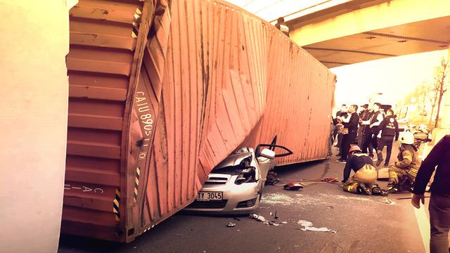 İftara giden 4 kişilik aile feci şekilde hayatını kaybetti! Bakırköy'deki kazaya karışan TIR 2019'da aynı yerde yine devrilmiş... Anadolu Efes'in  yıldızı ölümden dönmüş