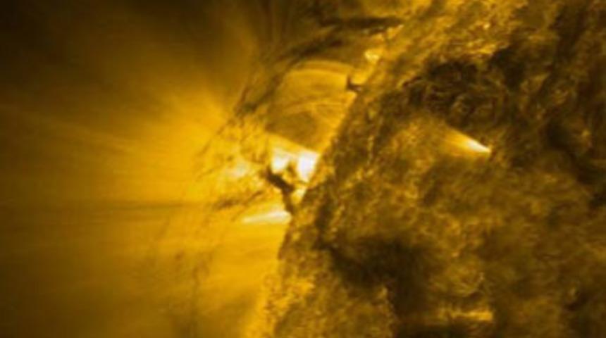 G&uuml;neş'teki dev kasırga g&ouml;r&uuml;nt&uuml;lendi