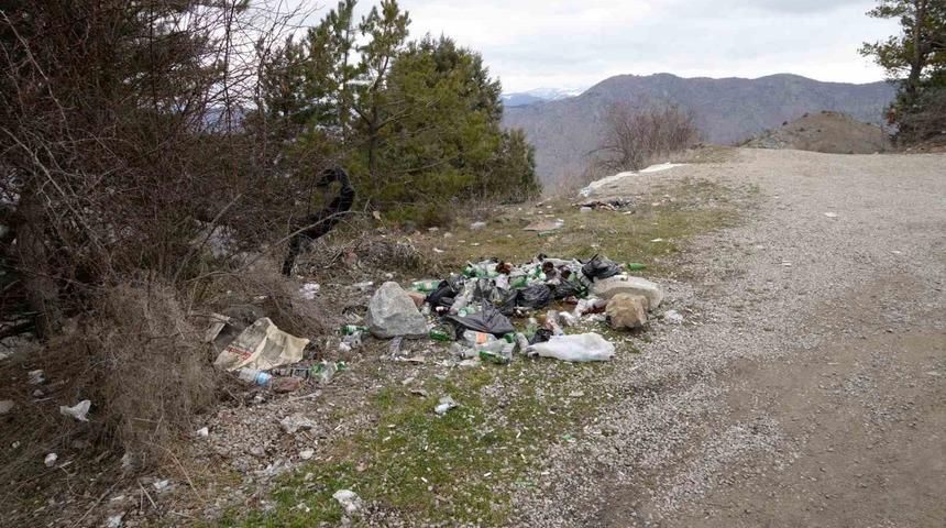 Gümüşhane’de ormanı çöplüğe döndürdüler