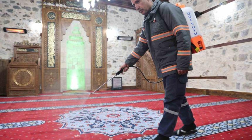 Elazığ’da camiler gül suyu ile yıkanıyor