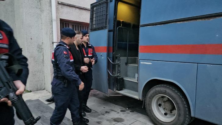 Öldürülen gazino sahibinin annesi mahkemede duyduklarına inanamadı: "Oğlumu 8 kasa bira için mi öldürdünüz" G1