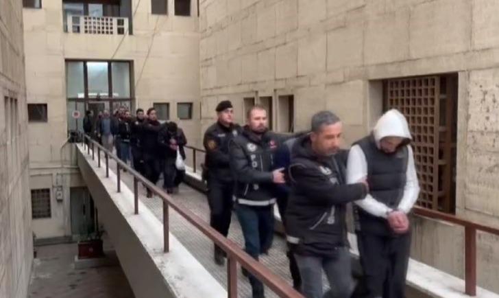  Bursa'da nefes kesen operasyon! İHA'lar da katıldı, tüm mahalle ablukaya alındı... Kimisi çatıda kaçarken, kimisi gardıropta saklanırken yakalandı G5