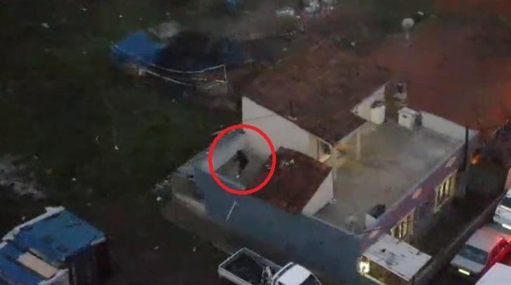  Bursa'da nefes kesen operasyon! İHA'lar da katıldı, tüm mahalle ablukaya alındı... Kimisi çatıda kaçarken, kimisi gardıropta saklanırken yakalandı G3