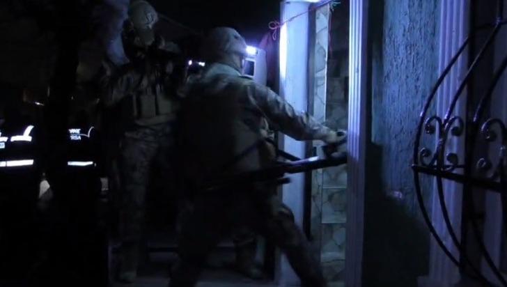  Bursa'da nefes kesen operasyon! İHA'lar da katıldı, tüm mahalle ablukaya alındı... Kimisi çatıda kaçarken, kimisi gardıropta saklanırken yakalandı G2