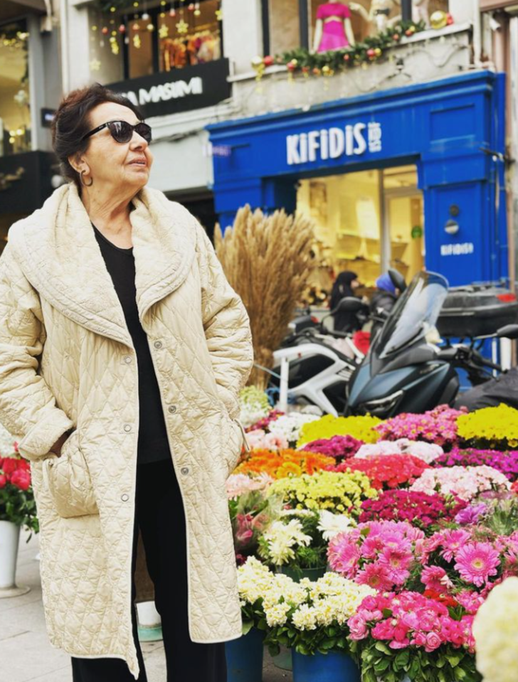 Yaprak Dökümü'nün Hayriye Hanımıydı... Son hali görenleri şaşırttı! Oyuncunun beyaz saçlarına yorum yağdı: "Aysel Gürel'e benzettim" G4