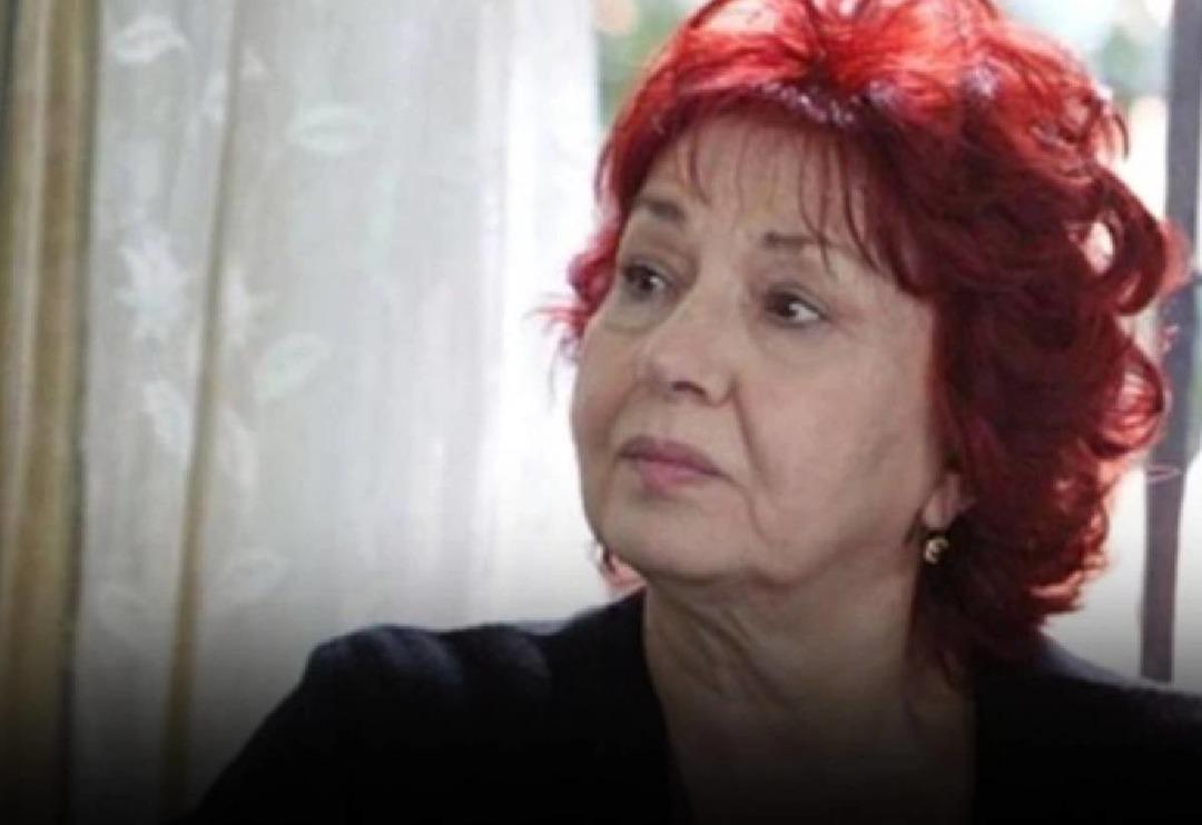 Yaprak D&ouml;k&uuml;m&uuml;'n&uuml;n Hayriye Hanımıydı... Son hali g&ouml;renleri şaşırttı! Oyuncunun beyaz sa&ccedil;larına yorum yağdı: "Aysel G&uuml;rel'e benzettim"