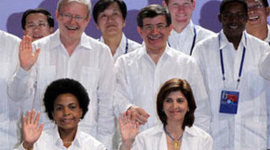 "Guayebera"lı Davutoğlu!