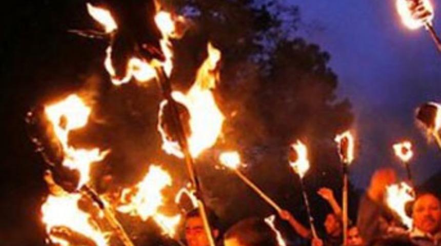 Kendi ailesi cadı diye yaktı