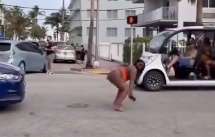 Twerk yaparak trafiği birbirine kattı! Korna sesleri susmadı... Uzun araç kuyruklarına aldırış bile etmedi G1