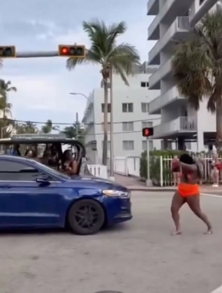 Twerk yaparak trafiği birbirine kattı! Korna sesleri susmadı... Uzun araç kuyruklarına aldırış bile etmedi G2