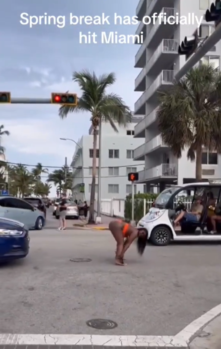 Twerk yaparak trafiği birbirine kattı! Korna sesleri susmadı... Uzun araç kuyruklarına aldırış bile etmedi G3