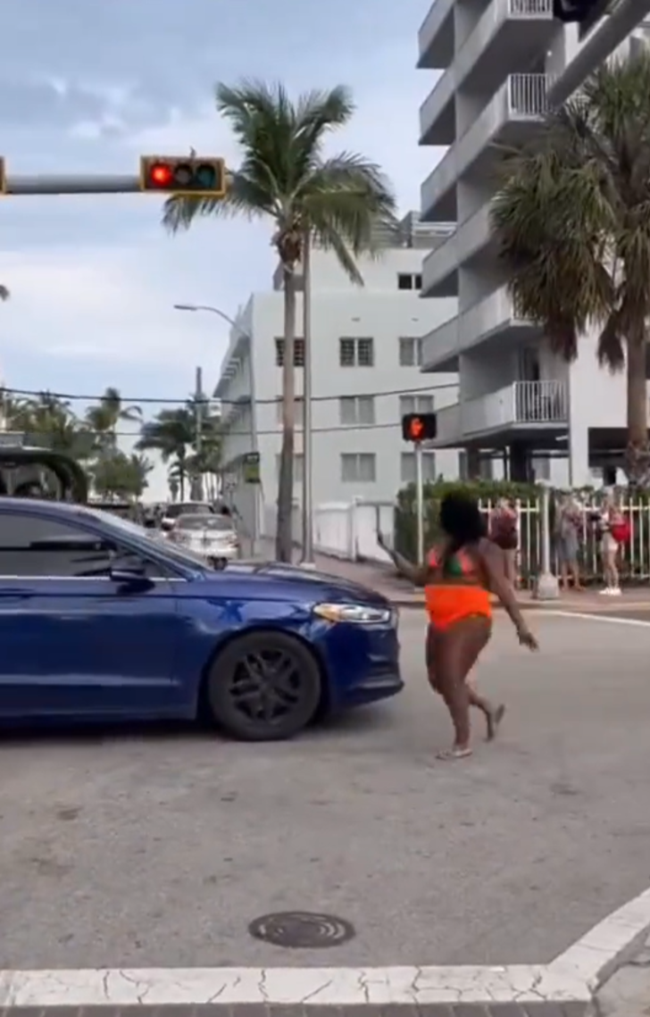 Twerk yaparak trafiği birbirine kattı! Korna sesleri susmadı... Uzun araç kuyruklarına aldırış bile etmedi G4