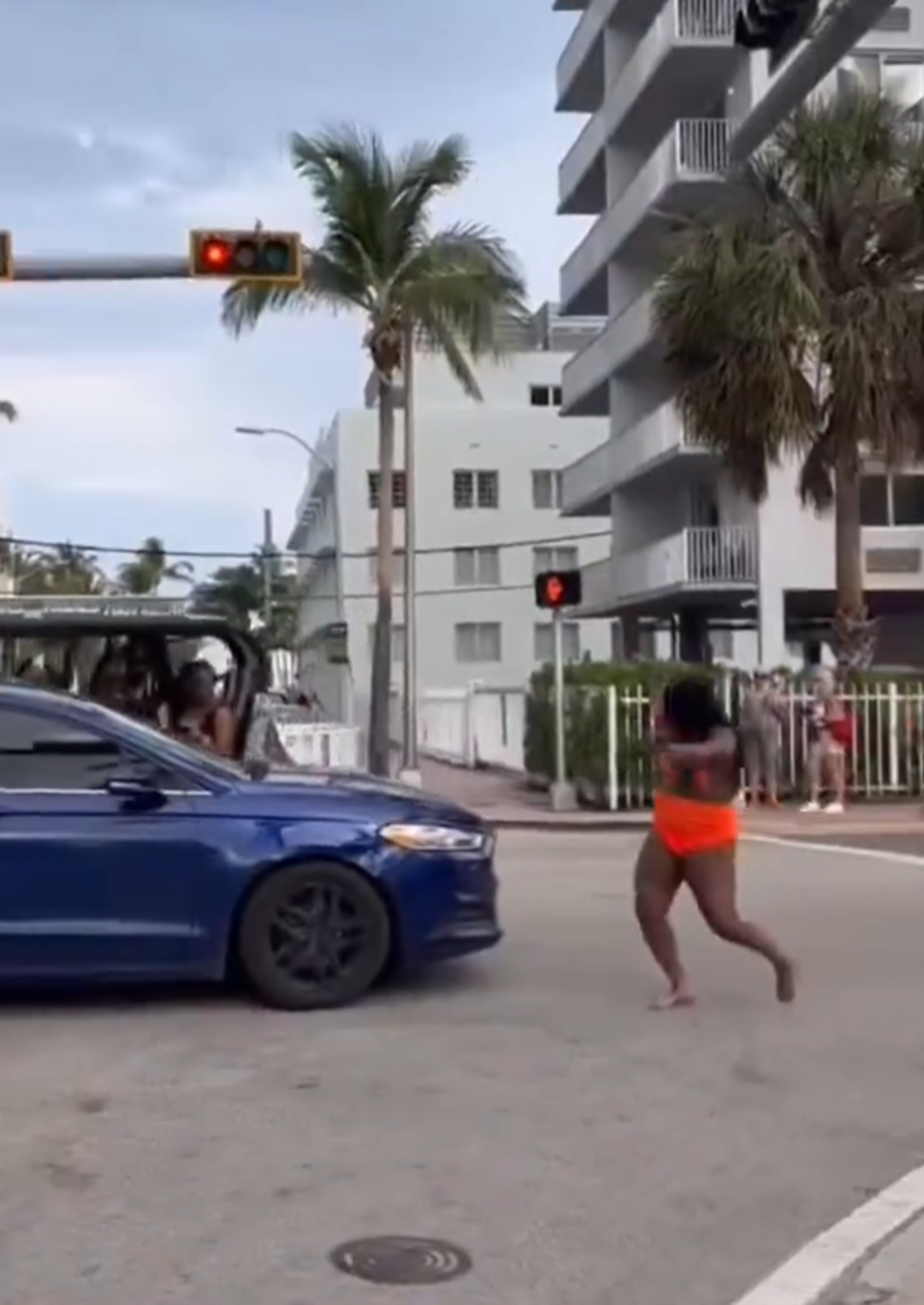 Twerk yaparak trafiği birbirine kattı! Korna sesleri susmadı... Uzun ara&ccedil; kuyruklarına aldırış bile etmedi