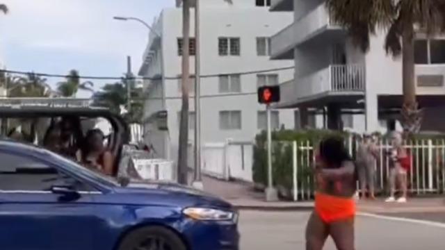 Twerk yaparak trafiği birbirine kattı! Korna sesleri susmadı... Uzun araç kuyruklarına aldırış bile etmedi