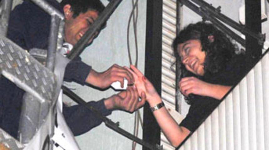 İtfaiye merdiveninden evlenme teklifi