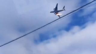 Rusya'da askeri uçak düştü! İçinde 15 kişi bulunuyordu, bir anda motoru yanmaya başladı... Havadaki dehşet anları kamerada