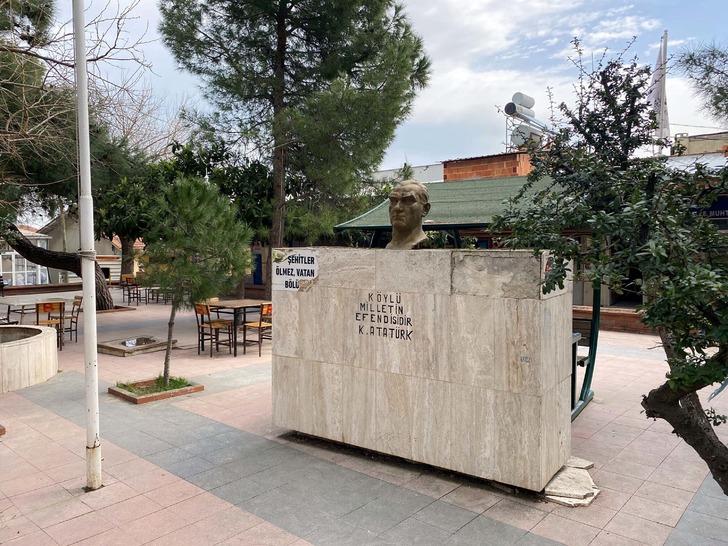 Atatürk büstüne alçak saldırı! "Siz puta mı tapıyorsunuz" diyerek baltayla vurdu G4