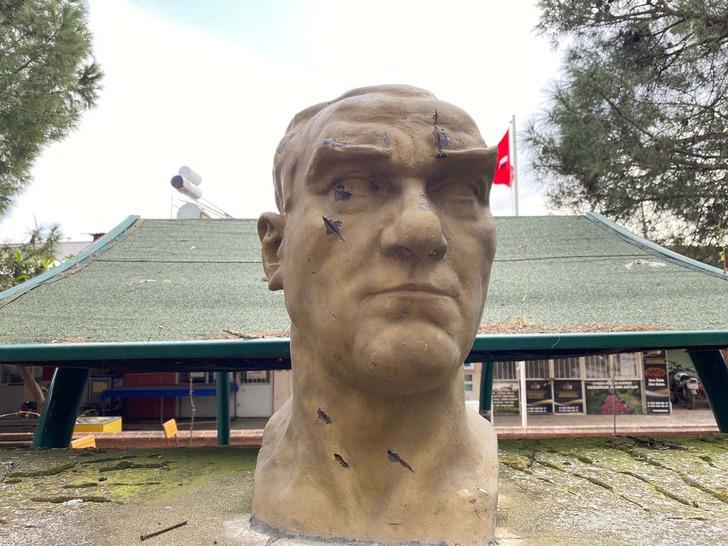 Atatürk büstüne alçak saldırı! "Siz puta mı tapıyorsunuz" diyerek baltayla vurdu G1