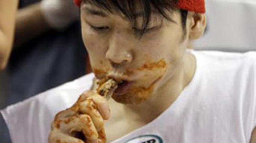 Yarım saatte 337 tavuk kanadı yedi