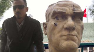 Atatürk büstüne alçak saldırı! Siz puta mı tapıyorsunuz diyerek baltayla vurdu