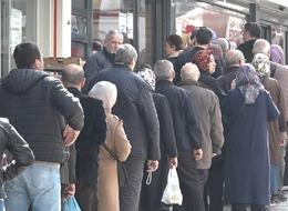 Esnaf anlaştı, fiyatlar yarı yarıya indi! Sıranın sonu görünmedi! 550 yerine 365 lira... 