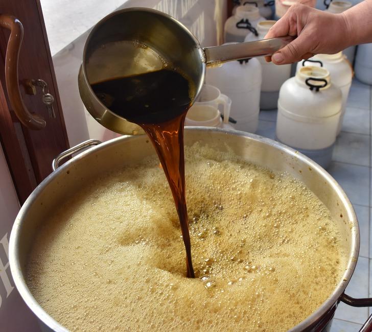 2 litresini 25 TL'ye satıyorlar! O bitkinin kökünden yapılıyor... Şifa dolu 'İple çekiyoruz, içmeyenlere tavsiye ederim' G2