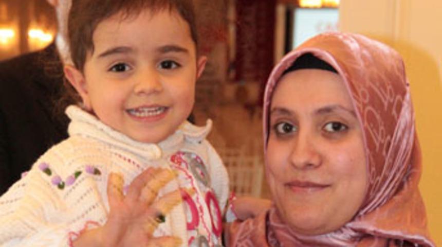 Annesinin b&ouml;breği ile hayat buldu!