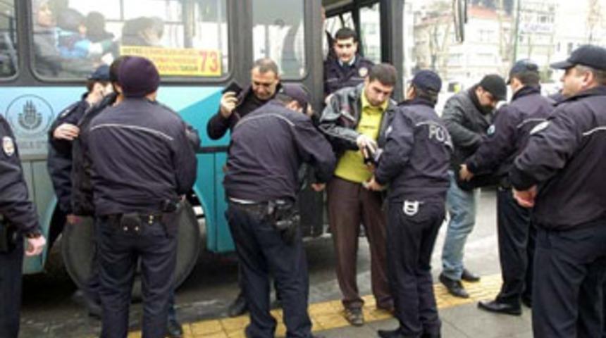 Genç kız otobüsü karıştırdı!