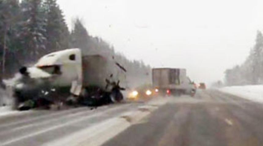 TIR jipi böyle parçaladı