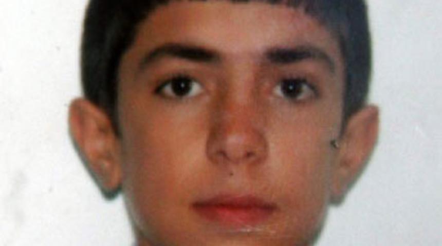 Fırlattığı bı&ccedil;ak oğlunun boğazına saplandı