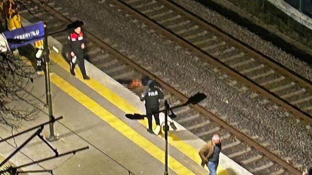 Marmaray'da korkunç olay! Bir anda kendini raylara bıraktı