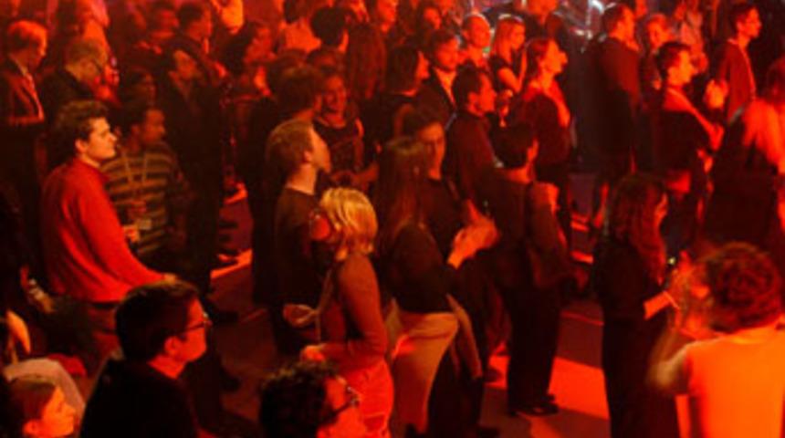 Rusya&rsquo;daki oy kullanma merkezinde parti!