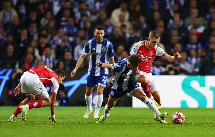 Şampiyonlar Ligi'nde tarihi gece! Arsenal Porto'yu penaltılarla devirerek 14 yıl sonra ilki yaşadı, Barcelona Napoli karşısında hata yapmadı G1
