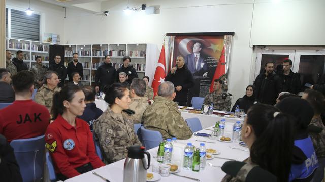 İçişleri Bakanı Yerlikaya, Hakkari'de güvenlik güçleriyle bir araya geldi: